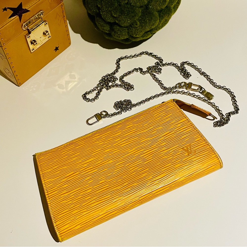 Authentic Yellow Louis Vuitton Women's Bag - zip pull is broken